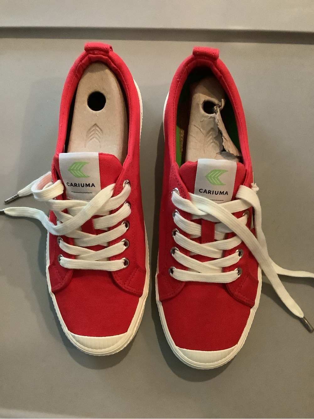 Cariuma Kids Red Canvas Sneakers with White Laces Women’s 7.5 Brand New